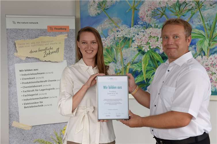 Anerkennung für das Engagement in der Ausbildung junger Menschen Stefanie Lenze von den Chemieverbänden Rheinland-Pfalz überreichte die Auszeichnung an Richard Rosteck, den langjährigen Leiter der Ausbildung bei Finzelberg.