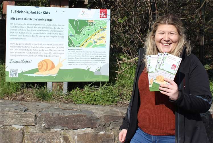 Stefanie Ley vom Ahrtal-Tourismus stellt das neue Design des Erlebnispfads „Mit Lotta durch den Weinberg“ vor.  Foto: Ahrtal-Tourismus