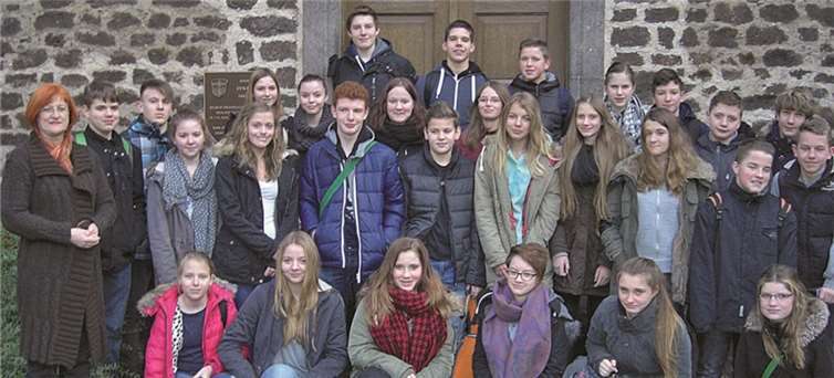 Stefanie Maltha mit den Schülern der Realschule plus Untermosel vor der Synagoge in Polch. privat