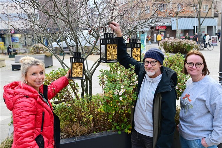 Stefanie Manhillen, Stephan Maria Glöckner und Ellen Tappe stellten die neue Kunstaktion am Platz an der Linde vor.  Foto: Martin Gausmann