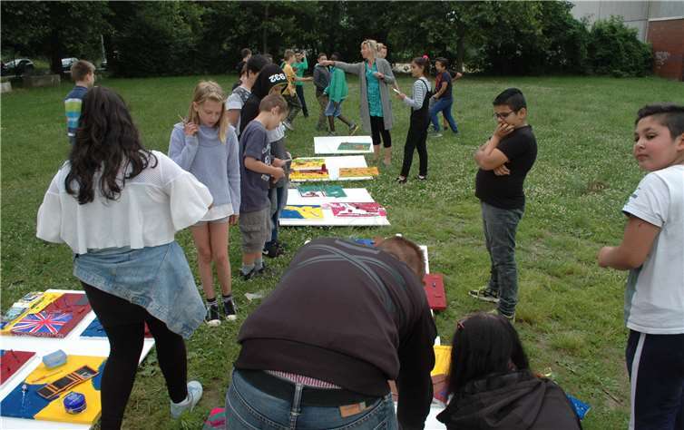 Stefanie Manhillen aus Bad Bodendorf dirigierte die jungen Künstler an der Barbarossaschule. BL