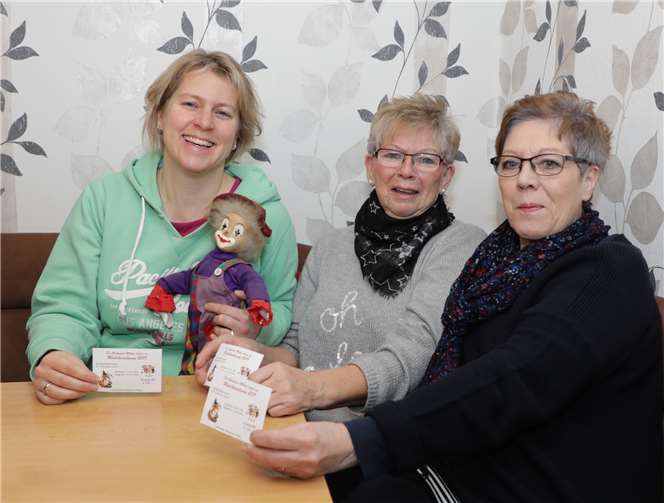 Stefanie Schmickler, Obermöhn Karin Hermann und Brigitte Miebach-Jung präsentieren die Karten für die Jubiläumssitzung.CEW