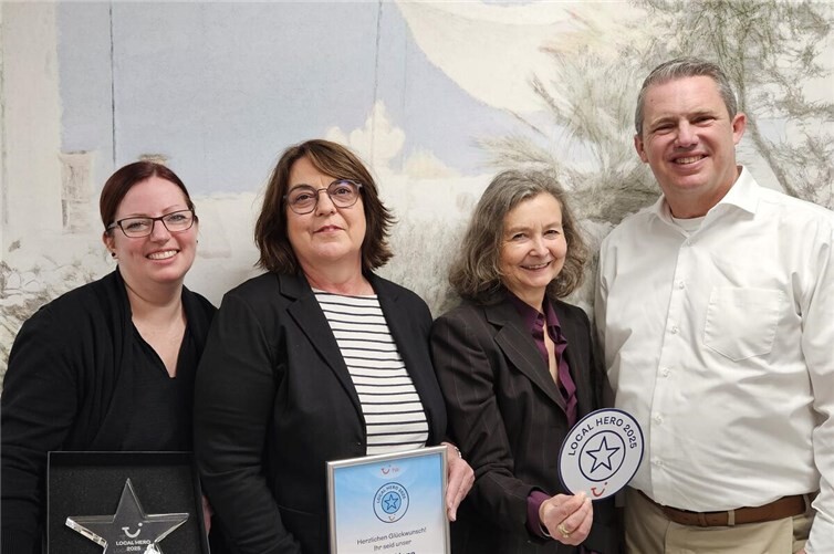 Stefanie Schön (Leitung Reisebüro), Susanne Rieke (Reiseexpertin) , Michaele Lieser (Mitglied der Geschäftsleitung) und Andreas Krauß (Verkaufsleiter TUI). Foto: König‘s Reisen GmbH