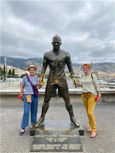 Stefanie Stavenhagen (l.), Cristiano Ronaldo und Mutter Renate Hoffmann  Foto: privat
