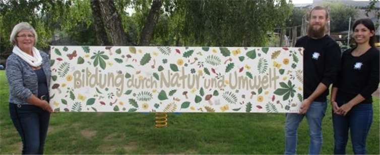 Stefanie Teichert und Marcus Hesmert übergaben das Kunstwerk an Ursula Braun. Foto: privat