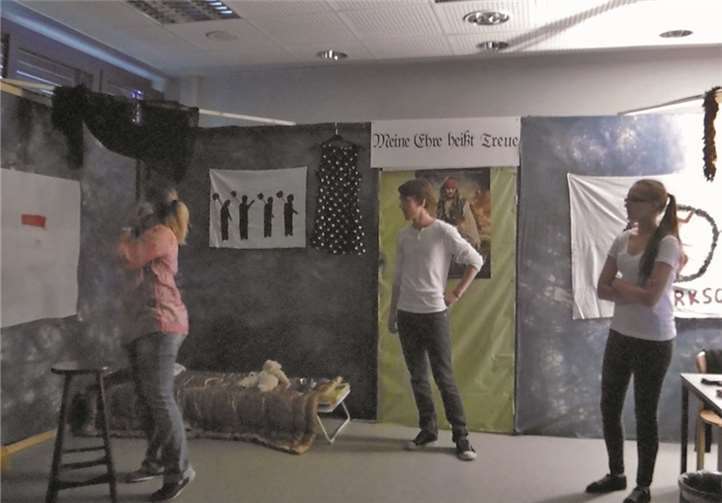 Stefanie Tischer, Thimothy Gillesby und Jasmin Wolfram in „Hin&weg.sehen“ von Beate Albrecht. Gerlinde Zehschnetzler