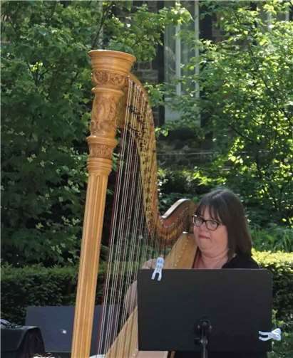 Stefanie Zimmer, Harfenistin des Staatsorchesters Rheinische Philharmonie.Foto: KOGA