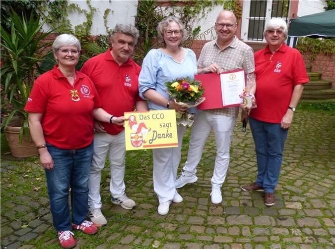 Stefanie und Michael Münch sind die ersten Personen, die für das CCO-Fastnachtsmuseum im Martinsschloss Pate stehen. Sie unterstützen das Museum mit einer Patenschaft für die „Abteilung Prinzenkappen“. Als Dank gabs beim diesjährigen Ehrungsfest eine Patenschaftsurkunde und ein kleines Präsent. Auf dem Foto v.l.n.r. Eva Bonn, Tomas Grebel, Stefanie Münch, Michael Münch, Helmut Hohl.  Foto: CCO