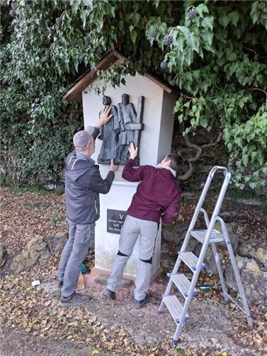 Stefanie und Olaf Pung beim Aufhängen am 1.03.2026.Foto: Erhard Wacker