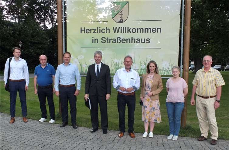 Steffen Bilger, Parlamentarischer Staatssekretär beim Bundesminister für Verkehr und digitale Infrastruktur, war auf Einladung des heimischen CDU-Bundestagsabgeordneten Erwin Rüddel nach Straßenhaus gekommen, um sich persönlich ein Bild zur geforderten Ortsumgehung zu machen. Mit dabei waren MdL Ellen Demuth sowie u.a. lokale CDU-Mandatsträger.Foto: Reinhard Vanderfuhr / Büro Rüddel
