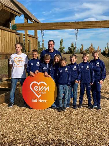 Steffen Haberstock und Trainer Gerhard Born freuen sich mit einigen Kindern der D-Jugend des SV Welschneudorf über den neuen Spielturm am Sportgelände.  Foto: evm
