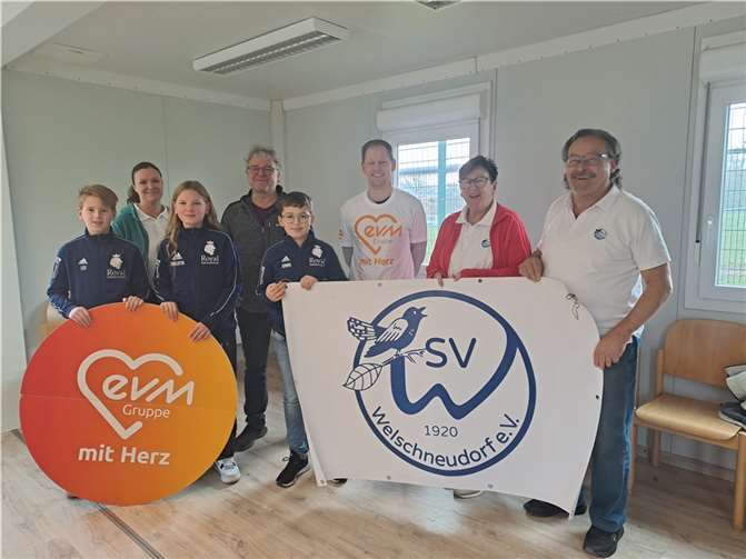 Steffen Haberstock von der evm-Gruppe freut sich mit dem Vorstand des SV Welschneudorf über den neuen Wohncontainer.  Foto: Gerhard Born/SV Welschneudorf