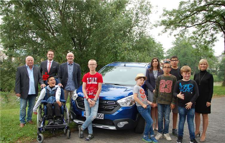 Steffen Hudasch (Förderkreis - v.li.), René Schell (KSK), Gerd Jung (Schulleiter), davor: Dler, Noah; rechts im Bild: vorne: Vincent, Juliano, Dorian; hinten: Ineke Strobl (Provinzial Stiftung), Ivan und Christina Lichtenthäler (Deutsche Bank). Foto: privat