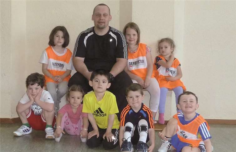 Steffen Kolb und die Bambinis des FC Burgen.privat