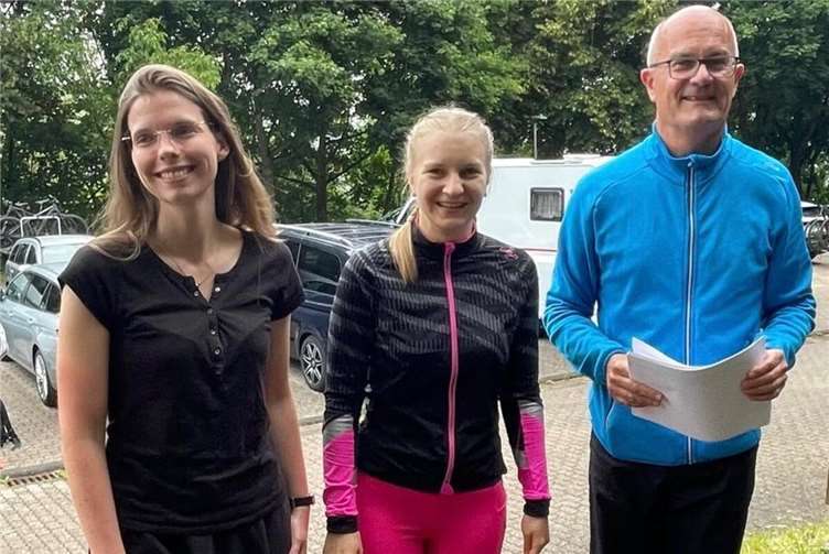 Mountainbike-Orientierungswettkampf im Koblenzer Stadtwald Steffen Liehr gratuliert den Siegerinnen der Damen-Hauptklasse. Fotos: Evelyn Krausbauer – CTG Koblenz