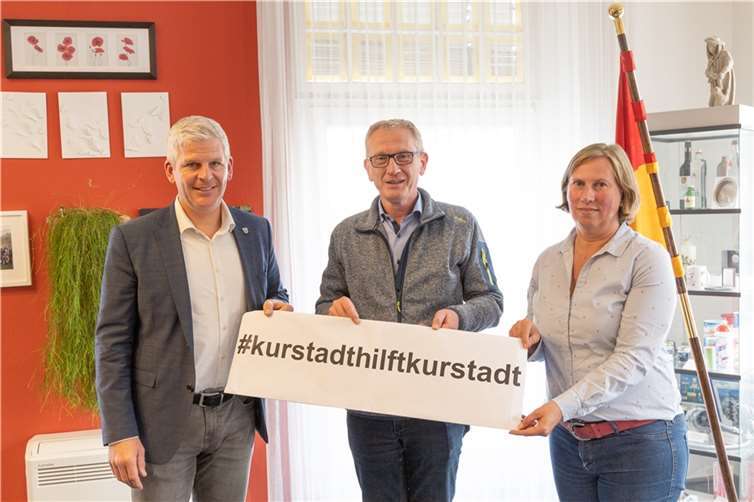 Steffen Schneider, Fachbereichsleiter Kur- & Servicebetrieb, Bad Naunheim, Guido Orthen, Bürgermeister der Stadt Bad Neuenahr-Ahrweiler sowie Frau Almut Boller, Geschäftsführerin des Hessischen Heilbäderverbandes. Foto:Stadt Bad Neuenahr-Ahrweiler