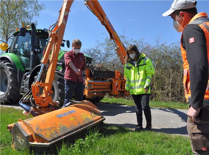 Steffen Steenken erklärt Michaela Kempf und dem Baubetriebshofmitarbeiter Martin Curtius (von links) den geeigneten Grünschnitt. Foto: Stadt Meckenheim