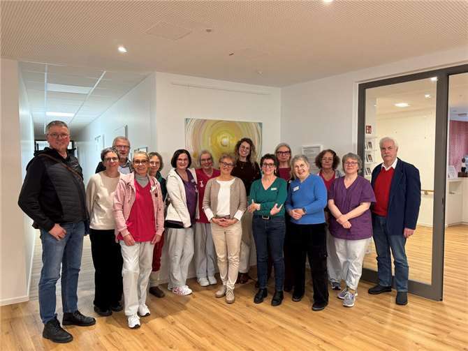 Steffen Stutz, Referent für Klinikseelsorge im Bistum Trier (links), und Günter Schneider (rechts), Vertreter der Sankt-Hedwig-Werk-Stiftung Neuwied, Christoph Drolshagen, Geschäftsführer der Hospiz im Landkreis Neuwied gGmbH (3. von links), Hospizleiterin Manuela Götz (6. von rechts), hießen Christina Gauer (8. von links) herzlich willkommen. Die Mitarbeitenden freuen sich sehr nun auch eine Seelsorgerin im Team zu haben.  Foto: Marvin Maur