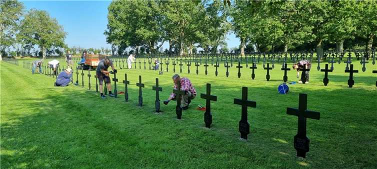 Steffen Welsch, VDK-Beauftragter der Verbandsgemeinde Mendig, beim Kriegsgräberpflegeeinsatz in Frankreich.Quelle: VG Mendig