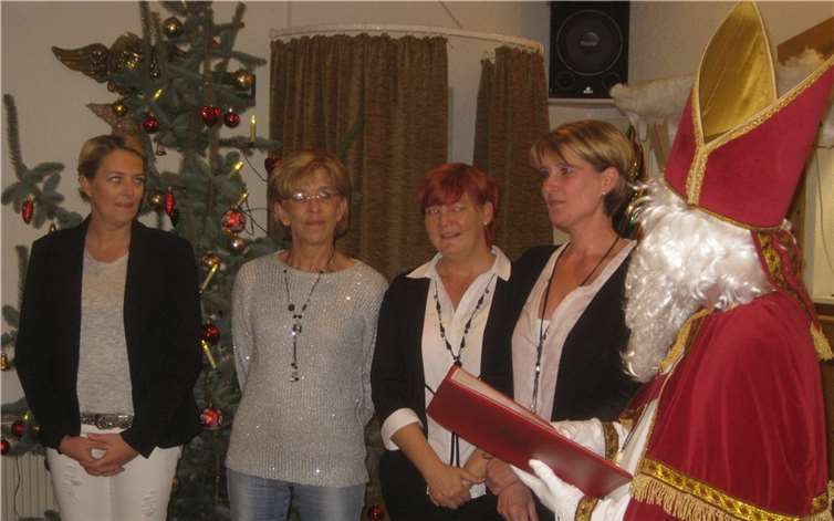 Steffi, Gitte, Bianca, Petra mit dem Nikolaus. Privat