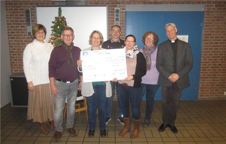 Steffi Lahr (l.), Frank Scheika (2.v.l.), Gerda Wensing (2.v.r.) und Alexander Frey (r.) übergaben 500-Euro-Spendenscheck an die Vorsitzenden des Rheinbreitbacher Fördervereins Ferienbetreuung, Katharina Bete (3.v.l.) und Tanja Prahl (4.v.l.).