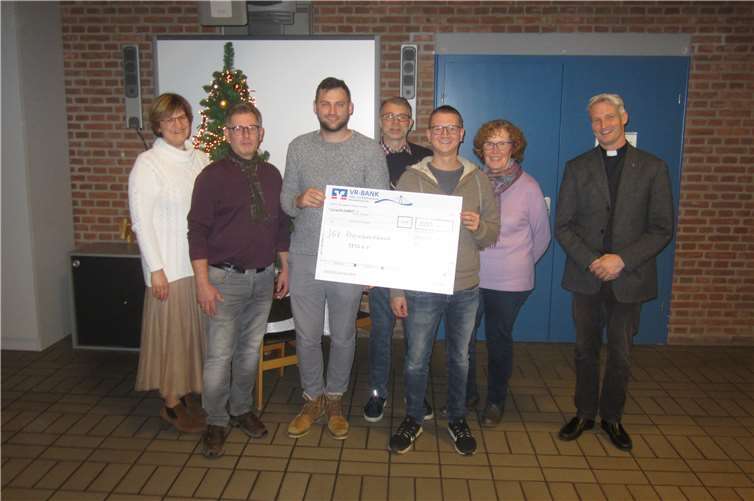 Steffi Lahr (l.), Frank Scheika (2.v.l), Peter Lahr (4.v.l.), Gerda Wensing (2.v.r.) und Alexander Frey (r.) überreichten einen Spendenscheck an die Junggesellenvorstandsmitglieder Michael Ockenfels (3.v.l.) und Kai Stauf (5.v.l.). Fotos: Bürgerverein Rheinbreitbach