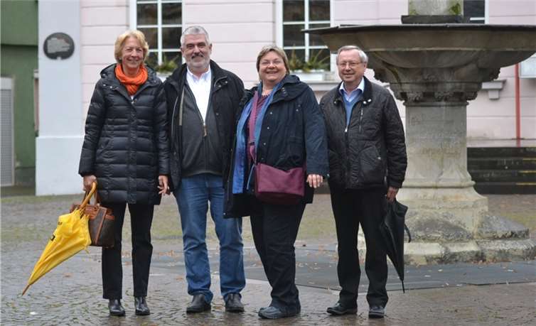 Steffi Oberhaus, Rudolf Kluth (v.l.) und Hans Paul (r.) vom Vorstand „Lebendiger Marktplatz Remagen e.V.“ sowie Maria Müller von der „Ökumenischen Flüchtlingshilfe Rhein-Ahr e.V.“ (ÖFH) am „Tatort“. Dort werden die Remagener Bürgerinnen und Bürger auch in diesem Jahr wieder bei vielen Veranstaltungen einen lebendigen Marktplatz erleben.E.T.Müller
