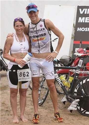Steffi Steinberg mit Deutschlands Toptriathlet Andreas Raelert. Veranstalter