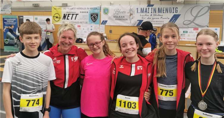 Steffi Stephan mit Maximilian Lange, Kim Gerritsen (beide von der befreundeten TV Jahn Plaidt) sowie Emma Pervetica, Franziska Felicitas Schulz und Katharina Menz (alle DJK Ochtendung). Alle Jugendlichen auf dem Bild werden von Nico Nübel trainiert. Foto: privat