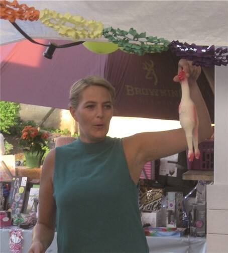 Steffi mit dem eindeutigen GummiHUHN.