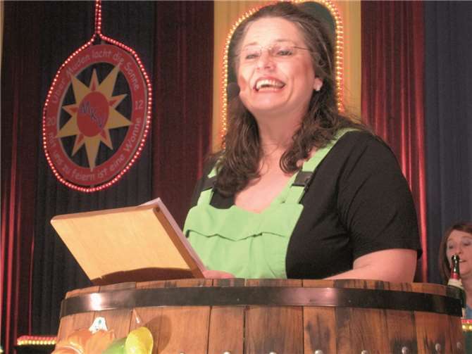 Steffie Dehen wusste einiges aus dem Dorf und vor allem von ihrem (kranken) Mann zu berichten.