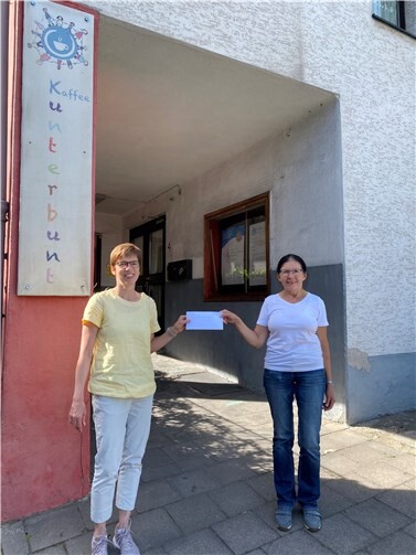 Steffie Mayer (li) übergibt die Spende an Petra Wienpahl.  Foto: privat