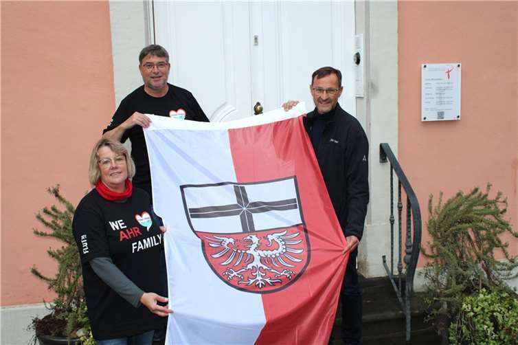 Steffie und Andreas Meyer sowie Jörg Meyrer (rechts) mit der in Santiagio de Compostela geweihten Fahne von Ahrweiler. Foto: DU
