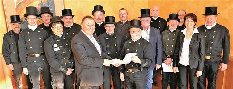 Stehen bereit für Umweltschutz und die Gefahrenabwehr: Schornsteinfegermeister, die vom Landrat bestellt wurden. Kreisverwaltung Ahrweiler