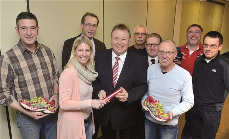 Stehen bereit für den Volkslauf durchs Ahrtal: Dr. Jürgen Pföhler (4. v. l.) mit Michaela Wolff und weiteren Organisatoren des „Ahrathon“. privat