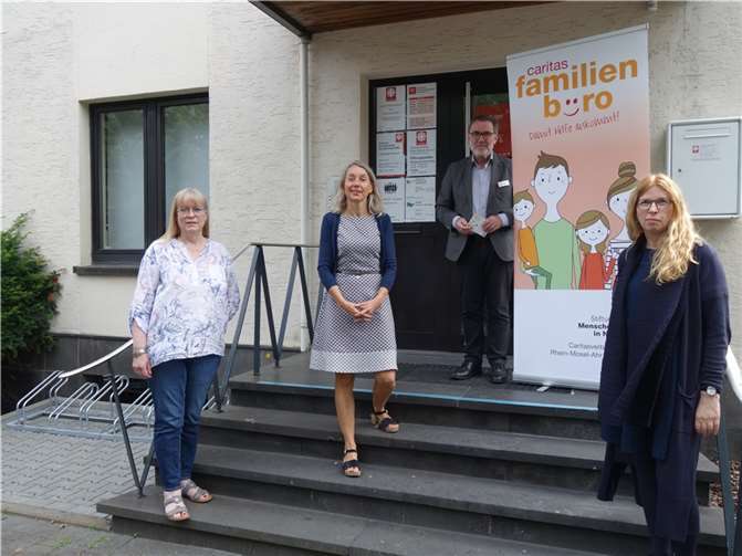 Stehen hinter dem Projekt der Caritas-Famiienbüros - die Beraterinnen Margot Kürsten und Margret Marxen-Ney sowie Caritas-Geschäftsführer Mayen/Andernach Werner Steffens und Dr. Martina Messan vom Diözesan-Caritasverband Trier (v. links). Foto: Bistum Trier/Julia Fröder