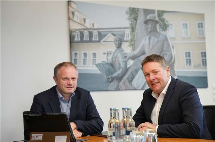 Stehen in engem Austausch, um die Bürger auf dem Laufenden zu halten: (von links) Oberbürgermeister Jan Einig und Pressesprecher Ulf Steffenfauseweh.  Foto: Stadt Neuwied/Maxie Meier