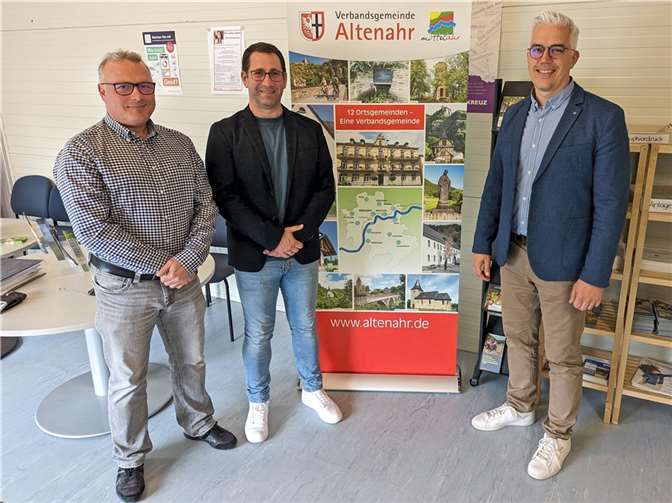 Stehen interessierten Bürgerinnen und Bürgern während der monatlichen Baurecht- und Wasserberatungstage im temporären Rathaus von Altenahrs Verbandsgemeindebürgermeister Dominik Gieler (r.) für sämtliche Fragen zur Verfügung: Frank Radermacher (l.) und Michael Kleefuss, Experten der Bauabteilungen der Verbandsgemeindeverwaltung Altenahr beziehungsweise der Kreisverwaltung Ahrweiler.  Foto: Verbandsgemeinde Altenahr