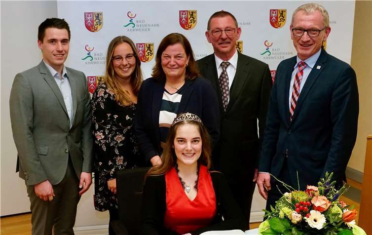 (Stehen v.l.) Alex Eller, Partner der Weinkönigin, deren Schwester Anne, Mutter Petra und Vater Reinhold Lanzerath sowie Bürgermeister Guido Orthen mit Weinkönigin Eva Lanzerath (sitzend). 