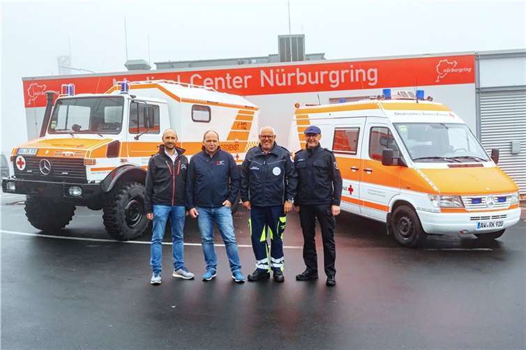 Stehen vor dem neuen, umgebauten Unimog und dem Notarzteinsatzfahrzeug: (v.l.) Ingo Böder, Geschäftsführer der Nürburgring 1927 GmbH & Co. KG, Ulrich Bergmann, DRK-Kreisgeschäftsführer, Armin Link, Leiter Rettungsdienst Nürburgring und Dieter Merten, Wehrleiter der Verbandsgemeinde Adenau.  Fotos: Nürburgring 1927 GmbH & Co. KG
