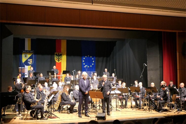 Stehend li Stefan Raetz, re LtdPD Carsten Westerkamp