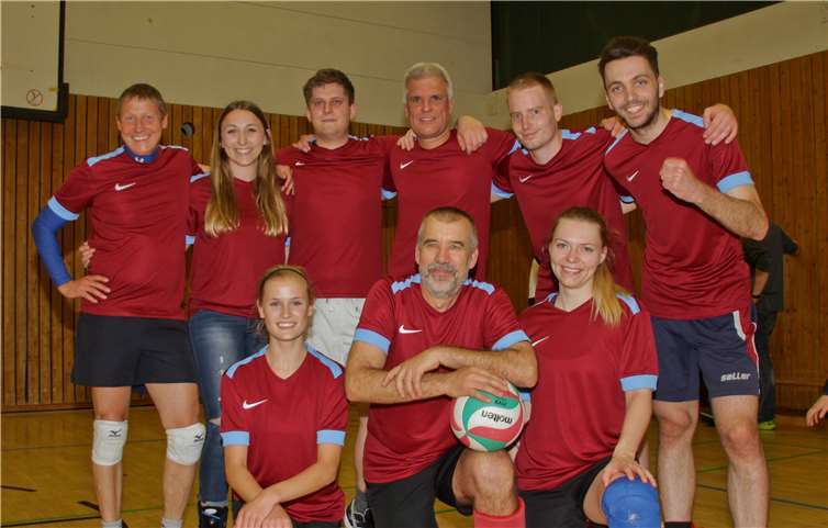 (Stehend v. l.): Thomas Niedrig, Lena Nettekoven, Lukas Braun, Marcus Knopp, Christopher Decker, Stefan Schulze Pröbsting. (kniend v. l.) Celina Isenhöfer, Willi Bois, Laura Sauerwald.Copyright: Stefan Hammerschlag