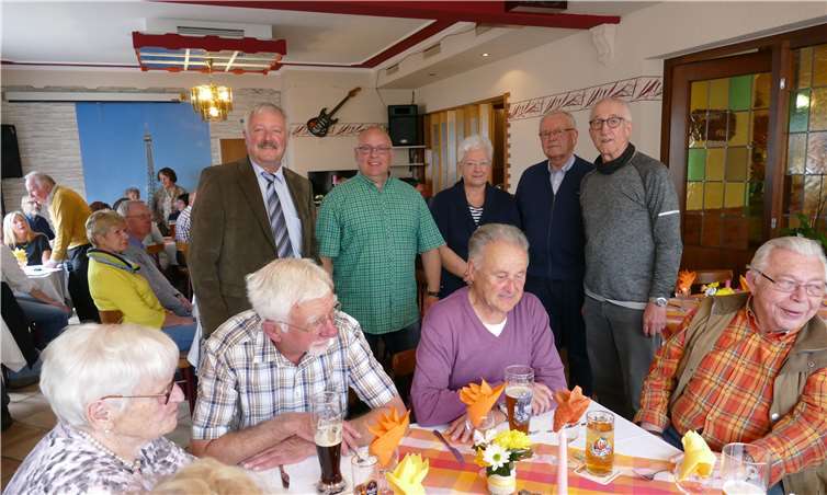 Stehend (v. l.): Vorsitzender OStFw a.D. Günter Schwarz, StFw a.D. Holger Wahl, Frau Gudrun Mink, Hptm a.D. Ernst Prager und StBtsm a.D. Wolfgang Kaschube.Foto: privat