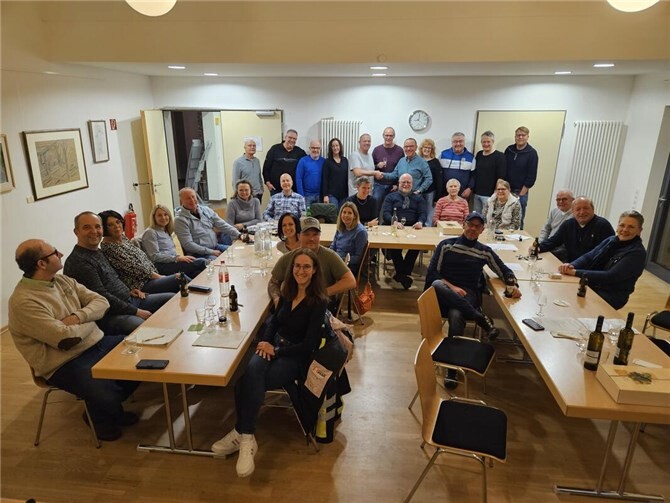 Stehend v. l. Wanderwart Günter Schwenker, Kassierer Stefan Hahn, 1. Hüttenwart Dirk Kranz, Beisitzerin Pamela Mertesacker, 1. Vorsitzender Heiko Mertesacker, die ehemaligen Vorsitzenden Gerd Mertesacker und Joachim Schimikowski, Schriftführerin Iris Meickmann, 2. Hüttenwart Ralf Helmes, 2. Vorsitzender Christoph Oehl und Beisitzer Nils Thiessen.  Foto: Ellen Schimikowski