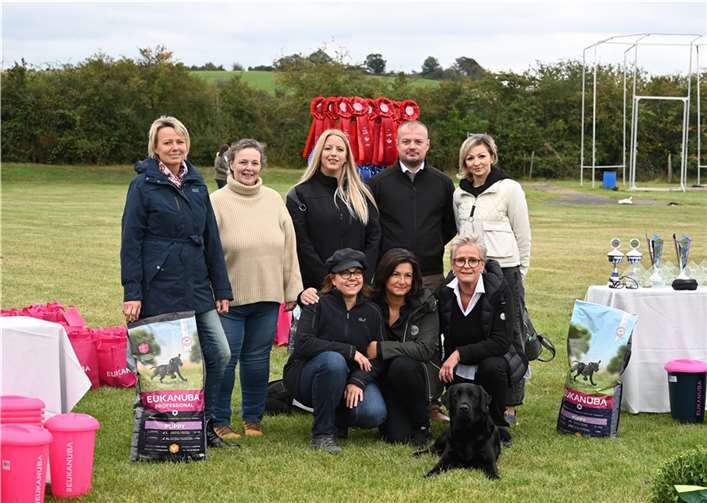 Stehend v. l. n. r. Sandra Roscher (Schriftführerin), Antje Ehmann (Sonderleitung), Kaca Kacian (CRO) Richterin, Matija Ficko (CRO) Richter, Julia Pugacheva (RUS). Kniend v. l. n. r. Jenny Hönemann (Kassenwartin), Ilona Maur (V1), Christina Steinhauer-Koch (V2).Foto: privat