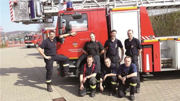 (Stehend, v.l.) Alexander Krahe, Carsten Delord, Mayk Patella, Dirk Henkel (Ausbilder) (kniend, v.l.) Carsten Röhrig, Michael Tillmann, Gerold Gadsch.  Privat