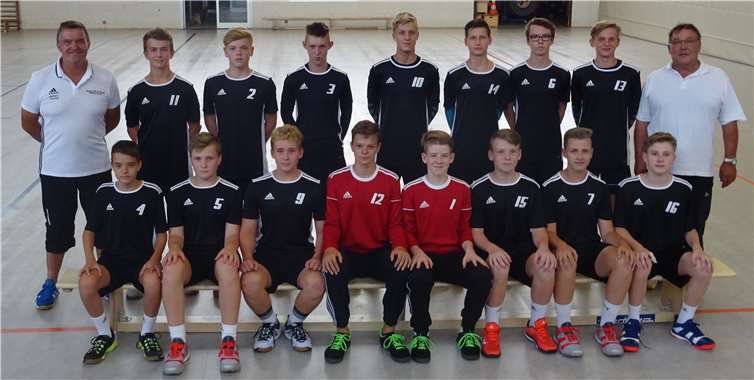 (Stehend v.l.): Alois Helf (Trainer), Mika Helf, Felix Kaiser, Nico Simon, Philipp Alt, Benedikt Heiner, Tim Stallgies, Fabian Schwarzer, Alfred Helf (Trainer); (sitzend v.l.): Lukas Helf, Lukas Schui, Jona Rietz, Tim Matthes, Fabian Stumpf, David Wendling, Tim Helf, Marc Sommer.  privat