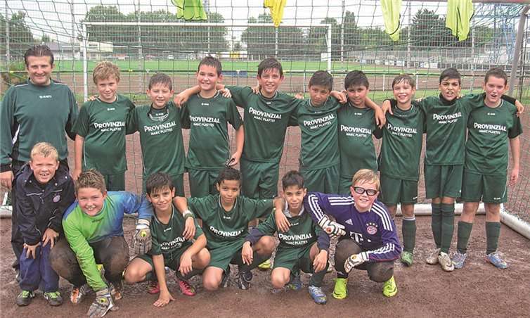 Stehend v.l: Trainer Charlie Zengin, Daniel-A. Kramer, Anil Zengin, Sebastian Zymelka, Basti Kretz, Yusuf Celik, Emir Han Aydin, Alexander Schmidt, James Eylya, Yui Abazi; kniend: Maskottchen Alex Kretz, Tobi Boczkowski, Esad Kilicaslan, Yasser Slimani, Ibo Aydin, Lasse Neumann.Privat