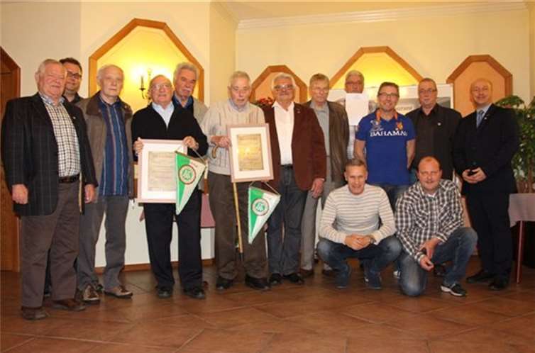 Stehend v.li.: Günther Schönborn, Timo Mölders, Ehrenmitglied Rolf Börs, Hans-Werner Hoffmann, Wilfried Pilon, Heinrich Mötter, Vorsitzender Reinhold Jungbluth, Ehrenmitglied Bruno Bartz, Volker Butz, Gerd Leber, Reiner Michels und SBR-Sportkreisvorsitzender Jens Boettiger; vorne v.li.: Frank Verhagen und Guido Degen.Privat