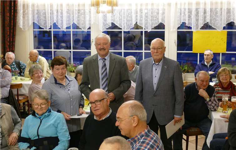 Stehend v.li.n.re.: Brigitte Albert, Günter Schwarz und Hans-Theo Kömpel. Foto: privat